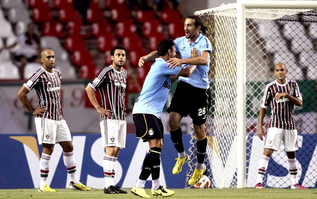 Fluminense incrédulo perante o gol de Barcos