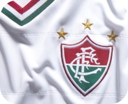 O escudo tricolor e os detalhes da nova camisa