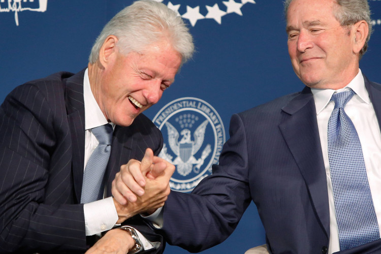 Former U.S. presidents George W. Bush and Bill Clinton shake hands after Bush gave Clinton advice on how to be a grandfather, as they participate in an onstage conversation at a Presidential Leadership Scholars event at the Newseum in Washington September 8, 2014. The Presidential Leadship Scholars program is a joint venture of the presidential centers of former presidents Lyndon B. Johnson, George H. W. Bush, Bill Clinton and George W. Bush. REUTERS/Jonathan Ernst (UNITED STATES - Tags: POLITICS EDUCATION)